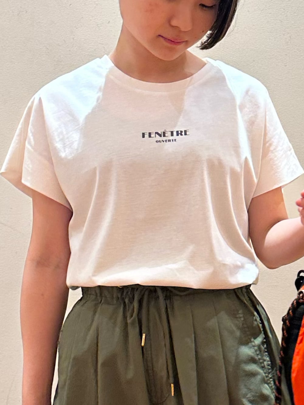 「Tシャツ、白Tシャツ、夏ルックで気分アップ、夏服コーデ、シンプルスタイル、パンツコーデ、ラフコーデ、低身長女子、涼しいコーデ、スニーカーコーデ」｜「fredy emueの袖折り返しちびロゴTシャツ（Tシャツ/カットソー、ホワイト系）」を使った、chiさん（レディース・149cm）の夏コーディネートの5枚目の写真