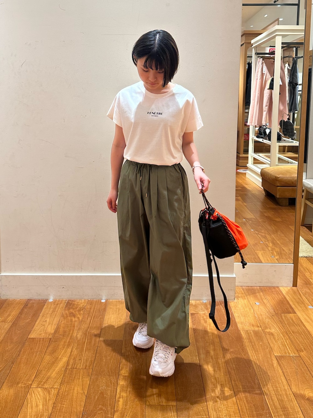 「Tシャツ、白Tシャツ、夏ルックで気分アップ、夏服コーデ、シンプルスタイル、パンツコーデ、ラフコーデ、低身長女子、涼しいコーデ、スニーカーコーデ」｜「fredy emueの袖折り返しちびロゴTシャツ（Tシャツ/カットソー、ホワイト系）」を使った、chiさん（レディース・149cm）の夏コーディネートの4枚目の写真