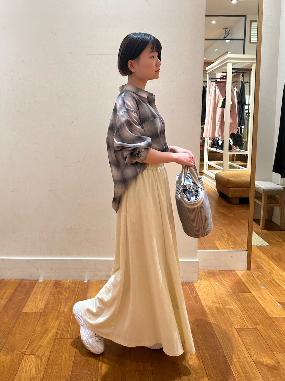 「シャツコーデ、シアートップス、シンプルスタイル、低身長女子、涼しいコーデ、キレイめ、チェックシャツ、スカートスタイル、かごバッグ、スニーカーコーデ」｜「fredy emueのオンブレーチェック柄クロップドシャツ（シャツ/ブラウス、グレー系）」を使った、chiさん（レディース・149cm）の夏コーディネートの3枚目の写真