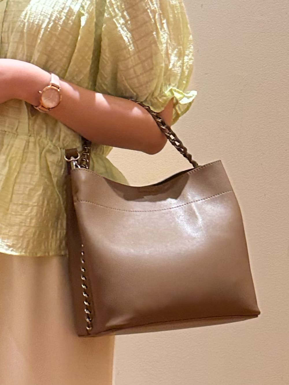 「夏服コーデ、シンプルスタイル、低身長女子、涼しいコーデ、夏服、キレイめ、スカートスタイル、ブラウスコーデ、スニーカー」｜「fredy emueのクロップドペプラムブラウス（シャツ/ブラウス、グリーン系）」を使った、chiさん（レディース・149cm）の夏コーディネートの7枚目の写真