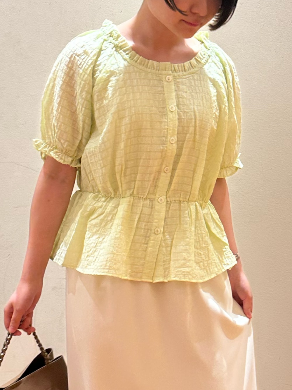 「夏服コーデ、シンプルスタイル、低身長女子、涼しいコーデ、夏服、キレイめ、スカートスタイル、ブラウスコーデ、スニーカー」｜「fredy emueのクロップドペプラムブラウス（シャツ/ブラウス、グリーン系）」を使った、chiさん（レディース・149cm）の夏コーディネートの5枚目の写真