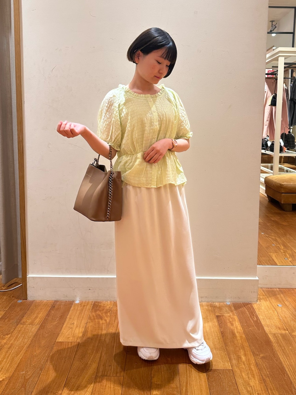 「夏服コーデ、シンプルスタイル、低身長女子、涼しいコーデ、夏服、キレイめ、スカートスタイル、ブラウスコーデ、スニーカー」｜「fredy emueのクロップドペプラムブラウス（シャツ/ブラウス、グリーン系）」を使った、chiさん（レディース・149cm）の夏コーディネートの4枚目の写真