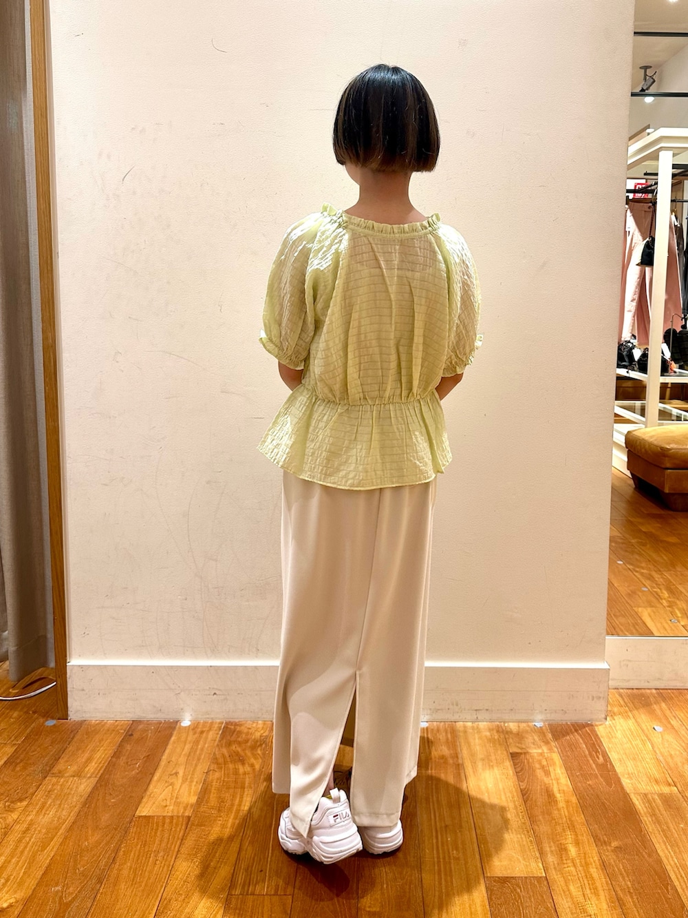 「夏服コーデ、シンプルスタイル、低身長女子、涼しいコーデ、夏服、キレイめ、スカートスタイル、ブラウスコーデ、スニーカー」｜「fredy emueのクロップドペプラムブラウス（シャツ/ブラウス、グリーン系）」を使った、chiさん（レディース・149cm）の夏コーディネートの3枚目の写真
