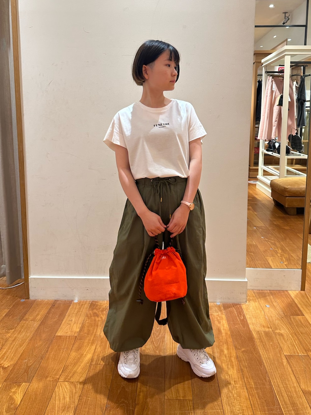 「Tシャツ、白Tシャツ、夏ルックで気分アップ、夏服コーデ、シンプルスタイル、パンツコーデ、ラフコーデ、低身長女子、涼しいコーデ、スニーカーコーデ」｜「fredy emueの袖折り返しちびロゴTシャツ（Tシャツ/カットソー、ホワイト系）」を使った、chiさん（レディース・149cm）の夏コーディネートの2枚目の写真