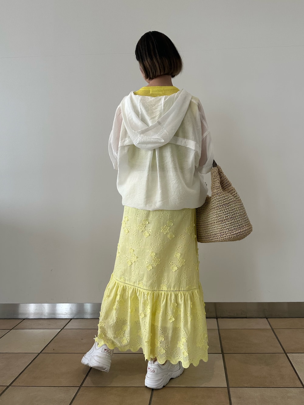 「シアートップス、夏ルックで気分アップ、夏服コーデ、シンプルスタイル、低身長女子、涼しいコーデ、キレイめ、スカートコーデ、イエローコーデ、スニーカーコーデ」｜「fredy emueのリネン混ノースリーブニットプルオーバー（タンクトップ、イエロー系）」を使った、chiさん（レディース・149cm）の夏コーディネートの3枚目の写真