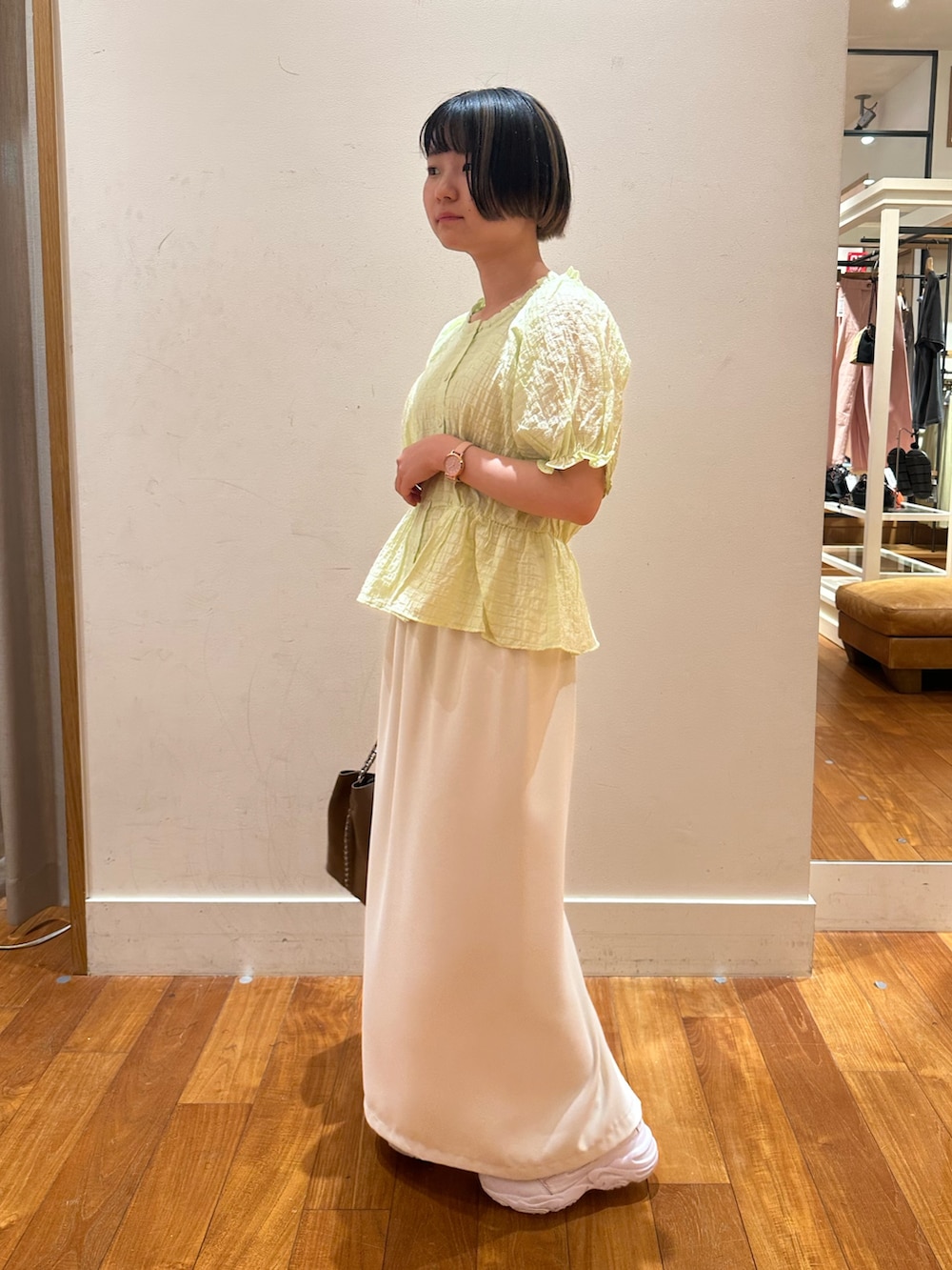 「夏服コーデ、シンプルスタイル、低身長女子、涼しいコーデ、夏服、キレイめ、スカートスタイル、ブラウスコーデ、スニーカー」｜「fredy emueのクロップドペプラムブラウス（シャツ/ブラウス、グリーン系）」を使った、chiさん（レディース・149cm）の夏コーディネートの2枚目の写真