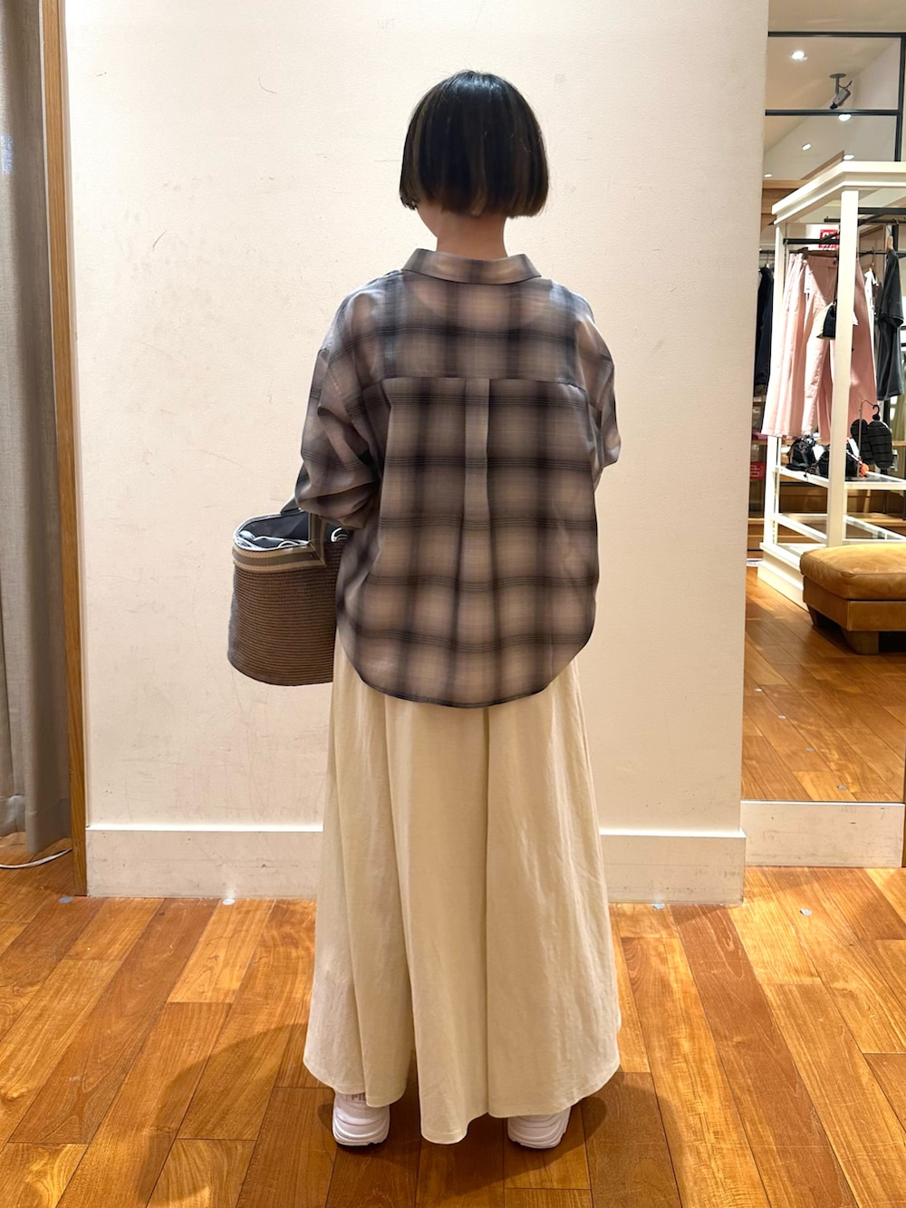 「シャツコーデ、シアートップス、シンプルスタイル、低身長女子、涼しいコーデ、キレイめ、チェックシャツ、スカートスタイル、かごバッグ、スニーカーコーデ」｜「fredy emueのオンブレーチェック柄クロップドシャツ（シャツ/ブラウス、グレー系）」を使った、chiさん（レディース・149cm）の夏コーディネートの4枚目の写真