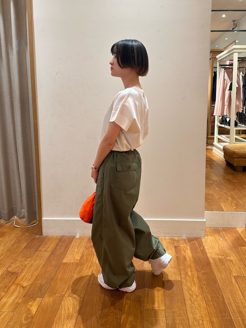 「Tシャツ、白Tシャツ、夏ルックで気分アップ、夏服コーデ、シンプルスタイル、パンツコーデ、ラフコーデ、低身長女子、涼しいコーデ、スニーカーコーデ」｜「fredy emueの袖折り返しちびロゴTシャツ（Tシャツ/カットソー、ホワイト系）」を使った、chiさん（レディース・149cm）の夏コーディネートの3枚目の写真