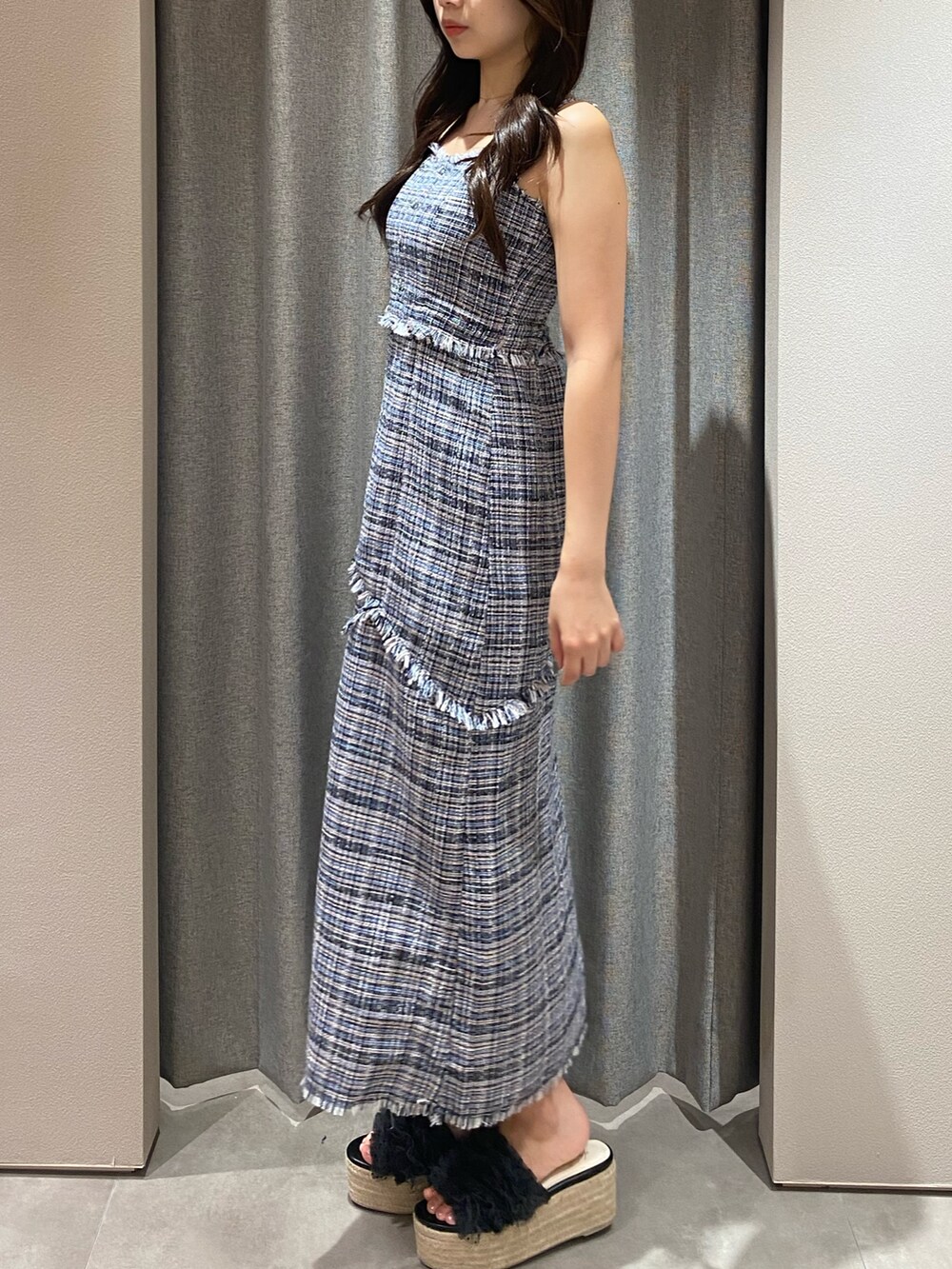 ブルー系のワンピースを着用したレディースの夏コーディネートの6枚目の写真