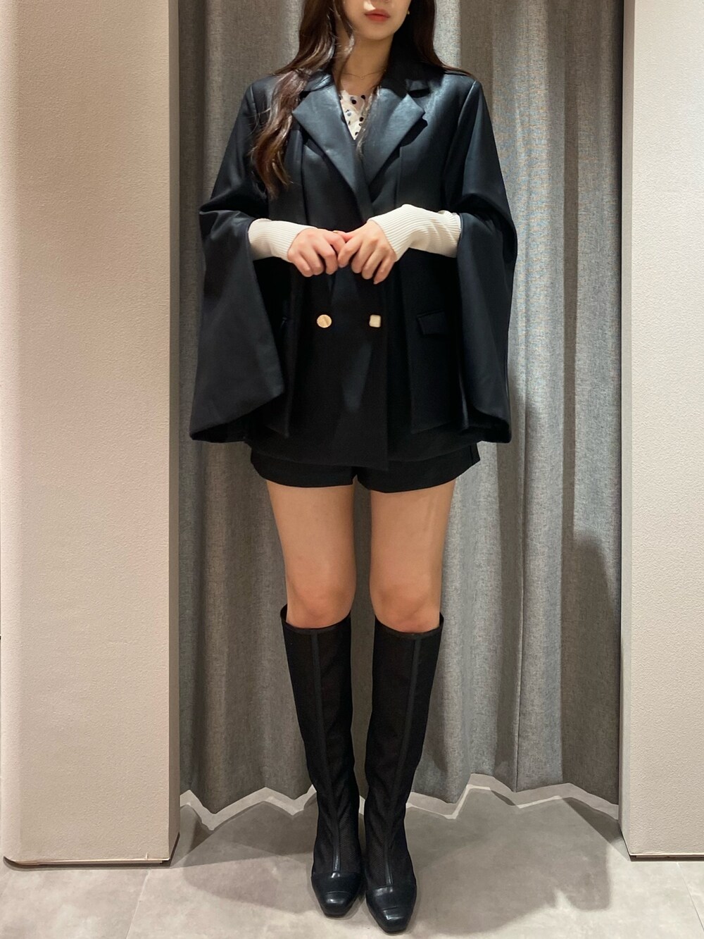 ブラック系のテーラードジャケット、ブラック系のその他パンツ、その他のニット/セーターを着用したレディースの秋コーディネートの5枚目の写真