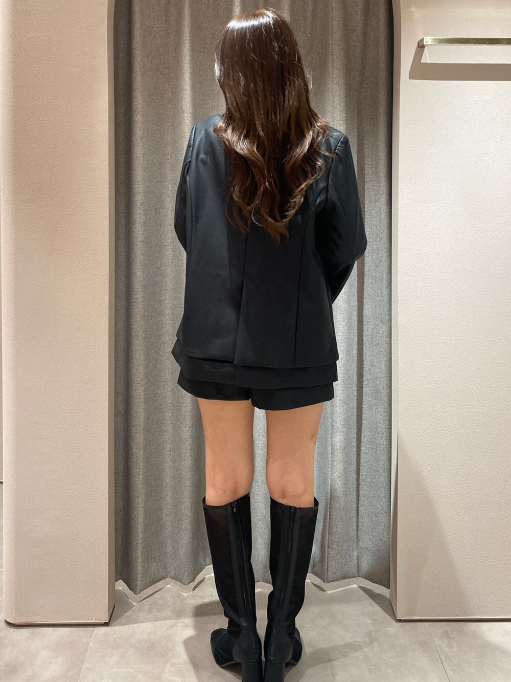 ブラック系のテーラードジャケット、ブラック系のその他パンツ、その他のニット/セーターを着用したレディースの秋コーディネートの6枚目の写真