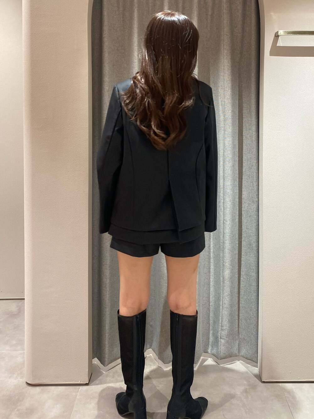 ブラック系のテーラードジャケット、ブラック系のその他パンツ、その他のニット/セーターを着用したレディースの秋コーディネートの7枚目の写真