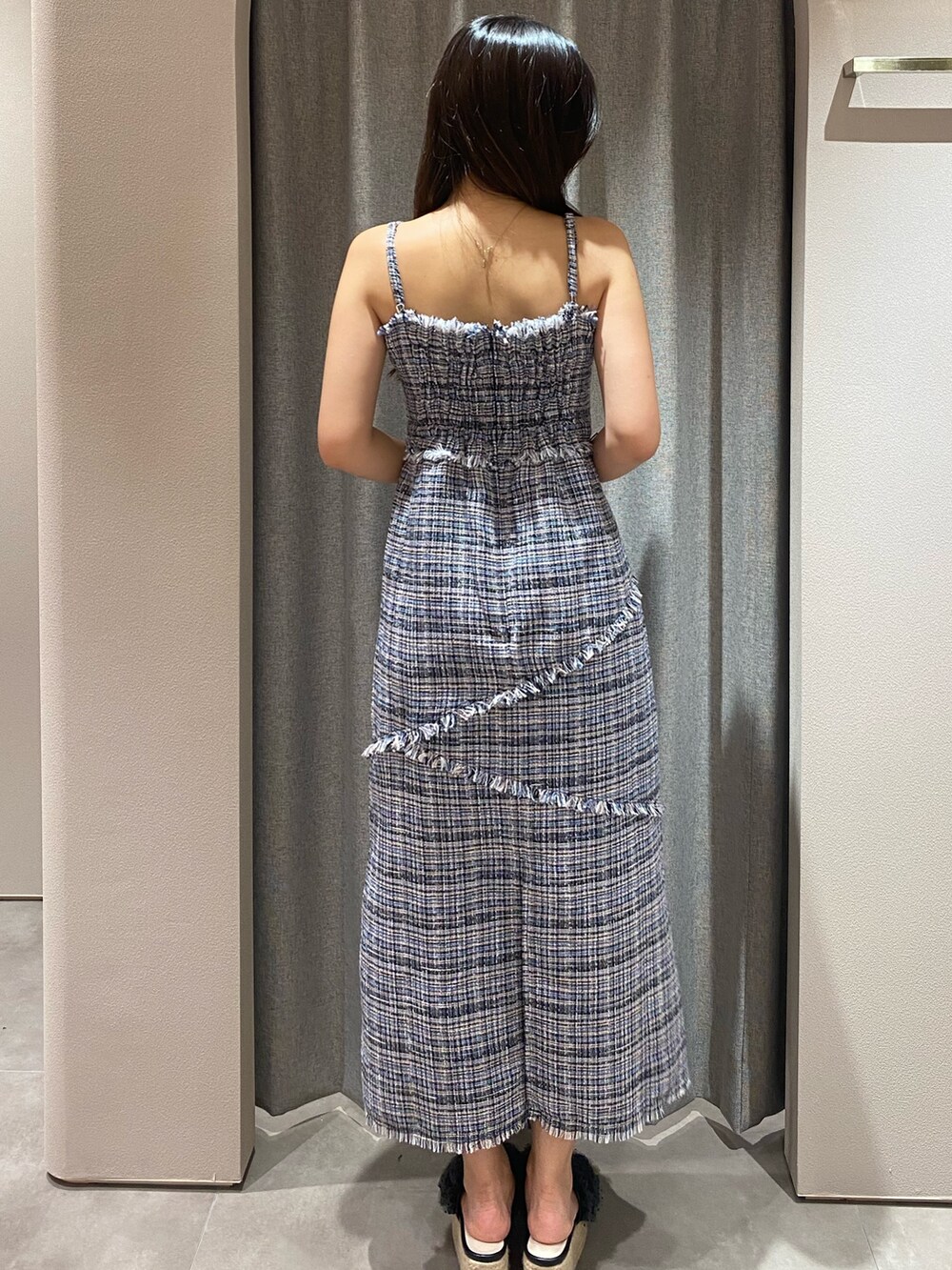 ブルー系のワンピースを着用したレディースの夏コーディネートの4枚目の写真