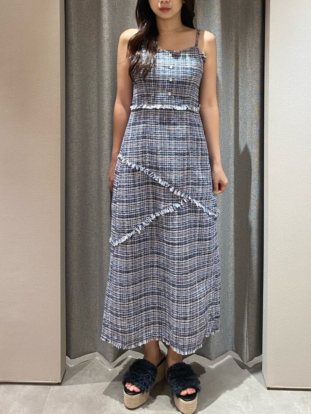 ブルー系のワンピースを着用したレディースの夏コーディネートの2枚目の写真