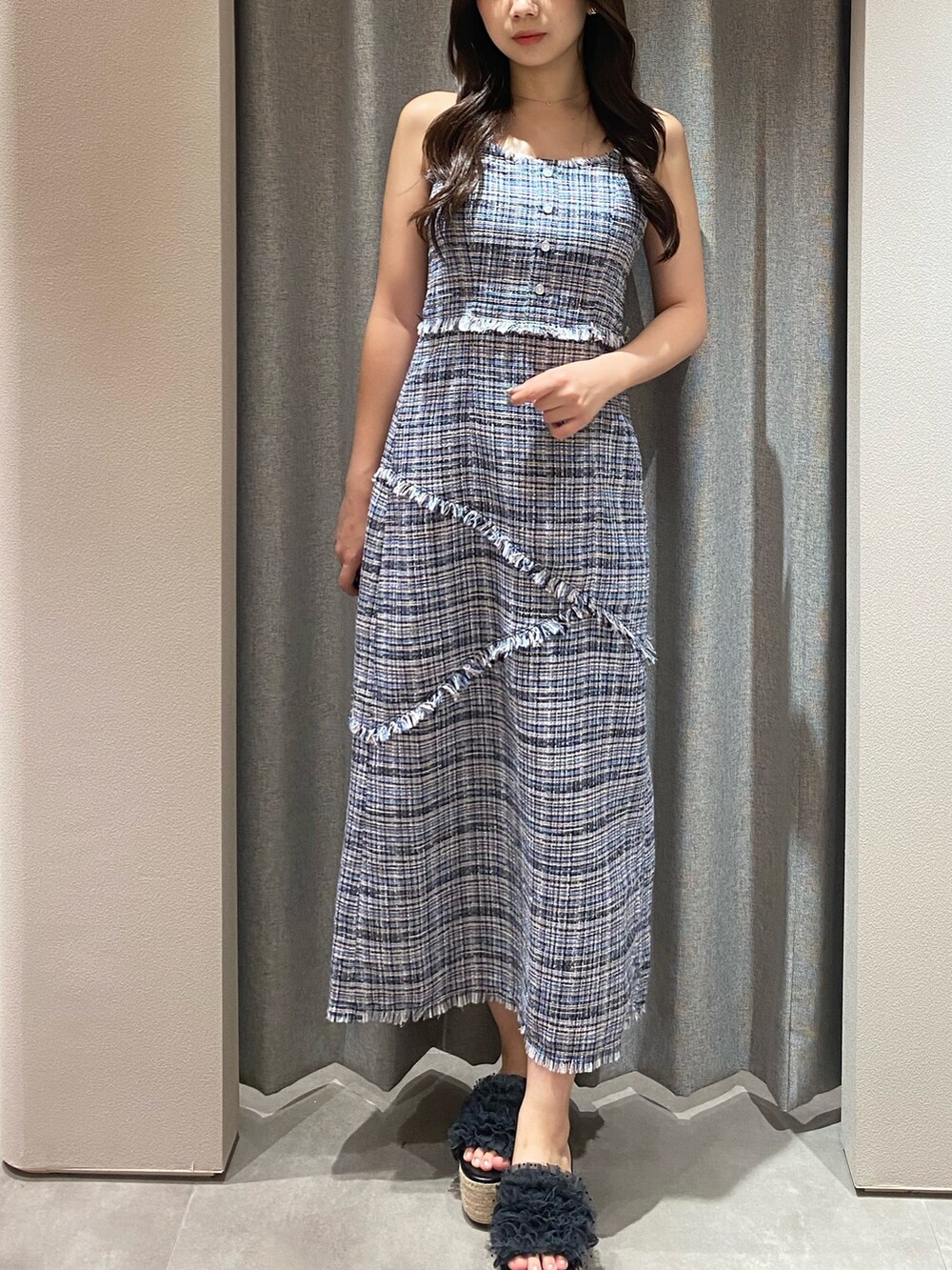 ブルー系のワンピースを着用したレディースの夏コーディネートの7枚目の写真