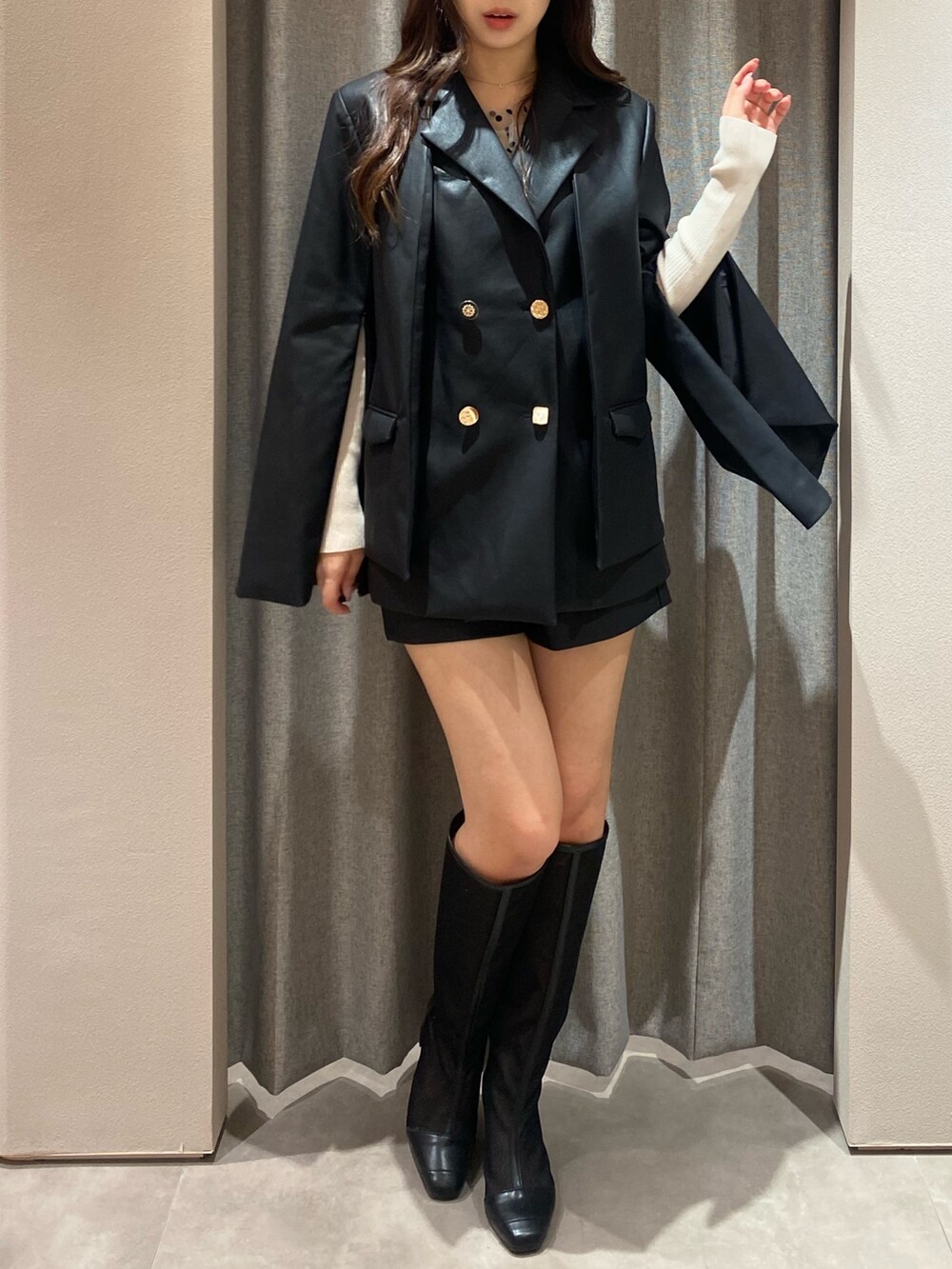 ブラック系のテーラードジャケット、ブラック系のその他パンツ、その他のニット/セーターを着用したレディースの秋コーディネートの4枚目の写真