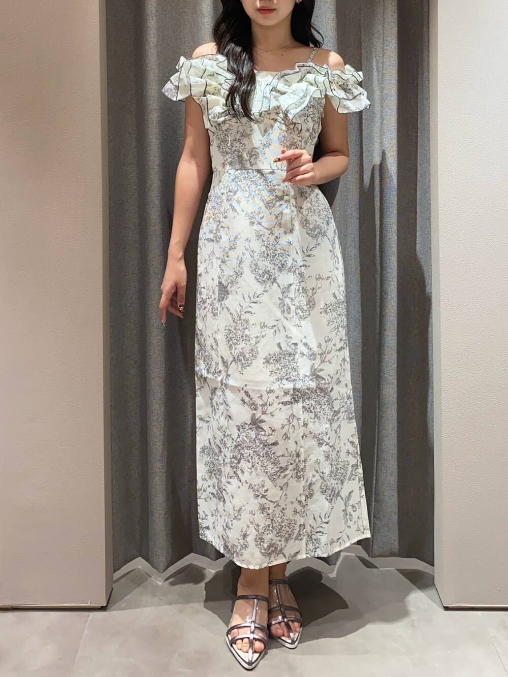 ホワイト系のワンピース、シルバー系のパンプスを着用したレディースの夏コーディネートの2枚目の写真