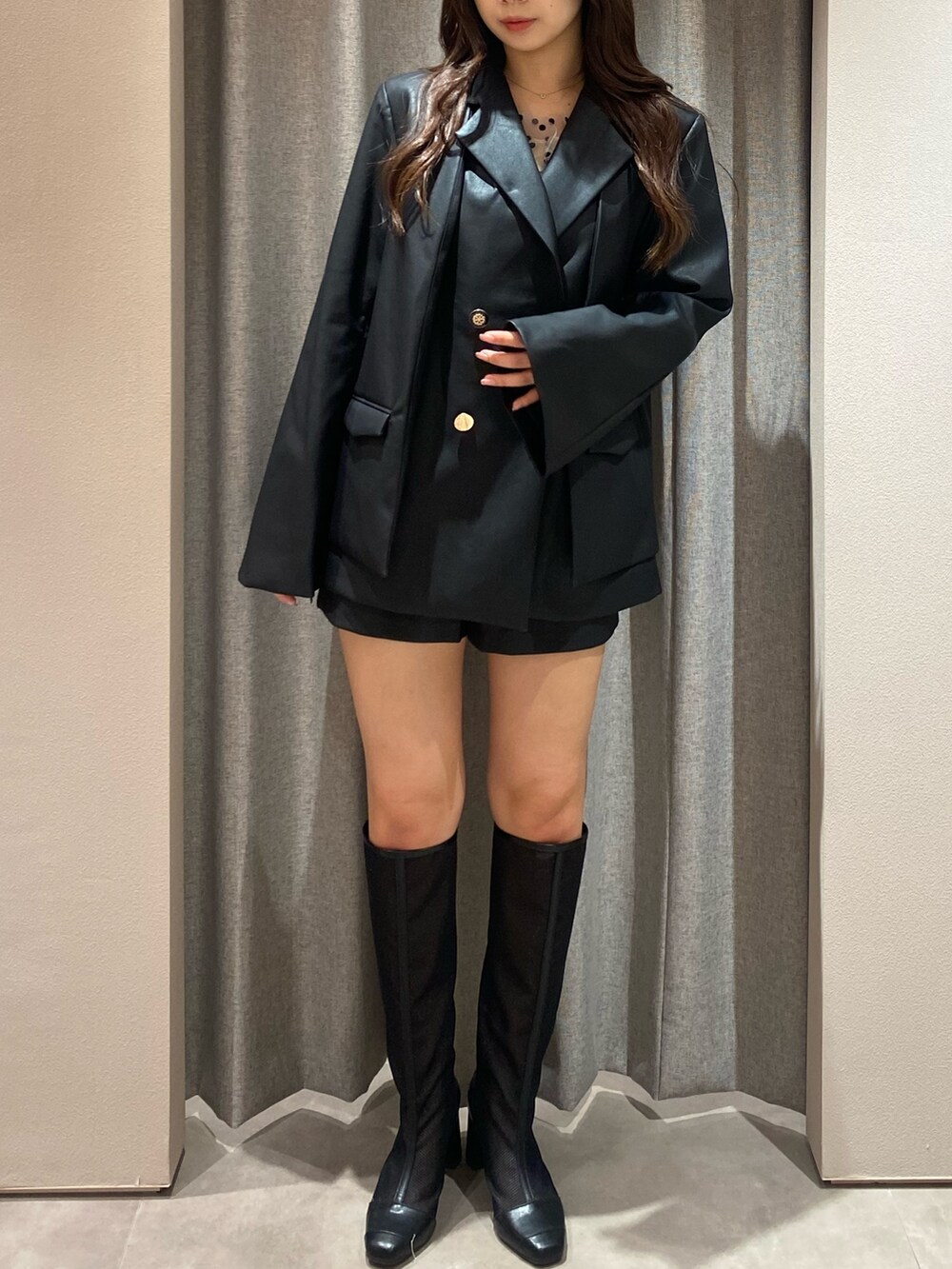 ブラック系のテーラードジャケット、ブラック系のその他パンツ、その他のニット/セーターを着用したレディースの秋コーディネートの3枚目の写真