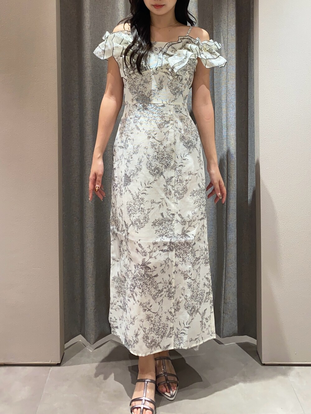 ホワイト系のワンピース、シルバー系のパンプスを着用したレディースの夏コーディネートの3枚目の写真