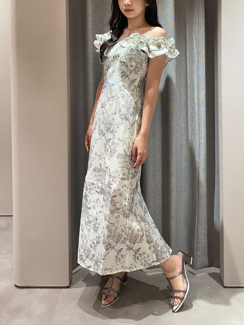 ホワイト系のワンピース、シルバー系のパンプスを着用したレディースの夏コーディネートの4枚目の写真