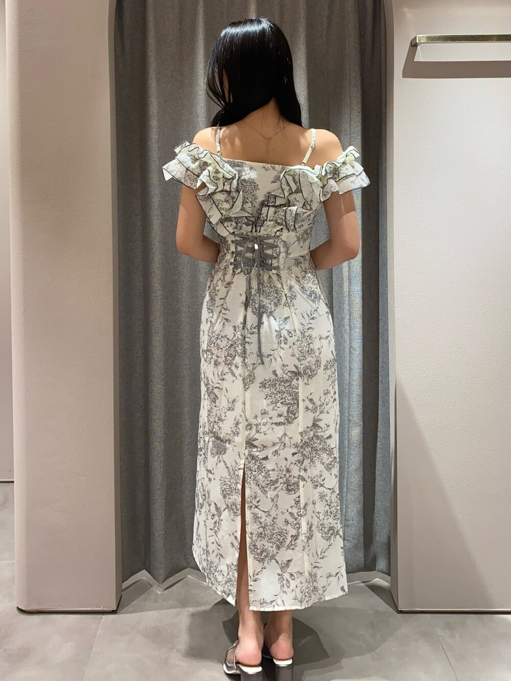 ホワイト系のワンピース、シルバー系のパンプスを着用したレディースの夏コーディネートの6枚目の写真