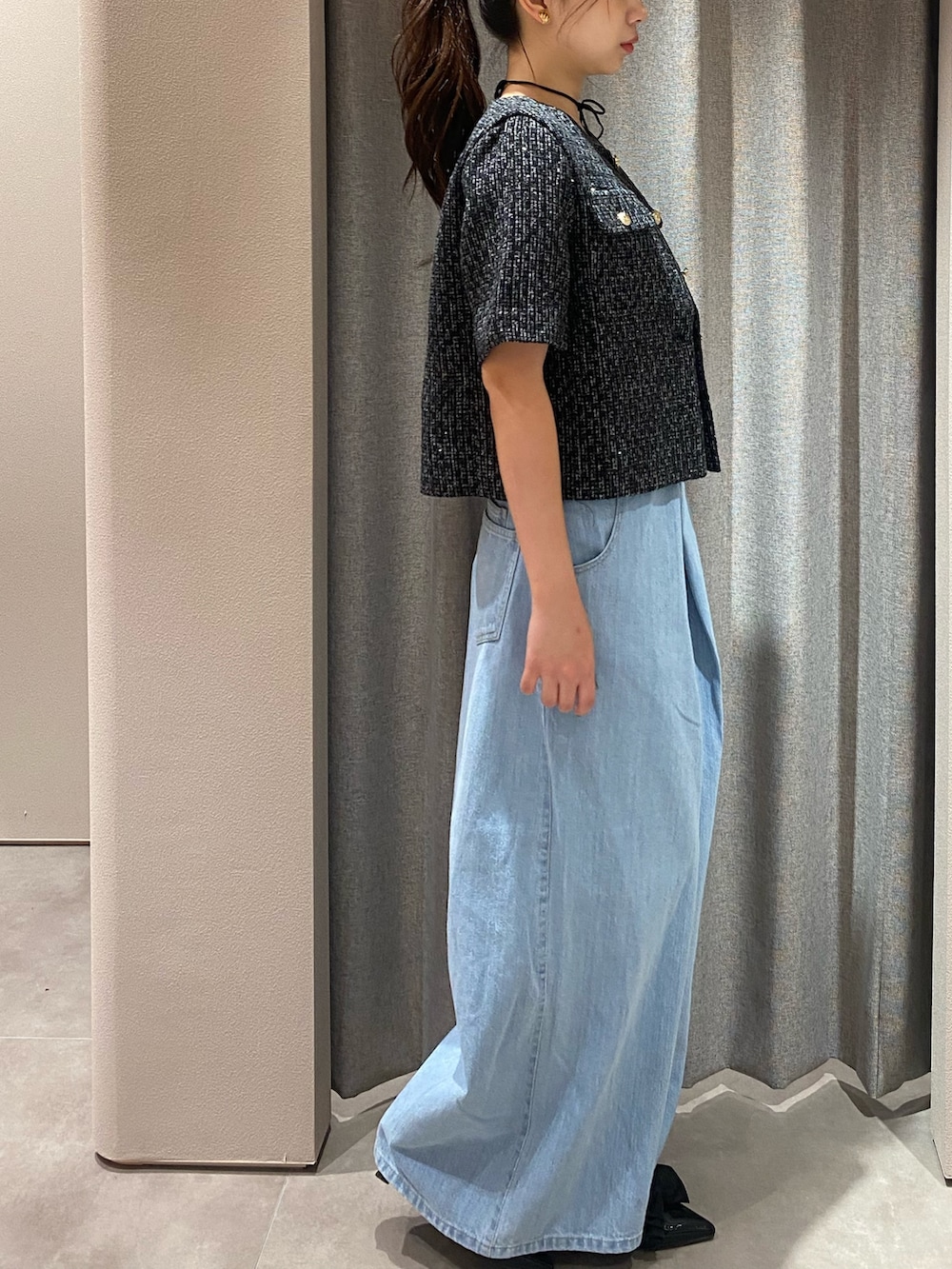 ブラック系のノーカラージャケット、ブルー系のデニムパンツ、ブラック系のパンプスを着用したレディースの夏コーディネートの5枚目の写真