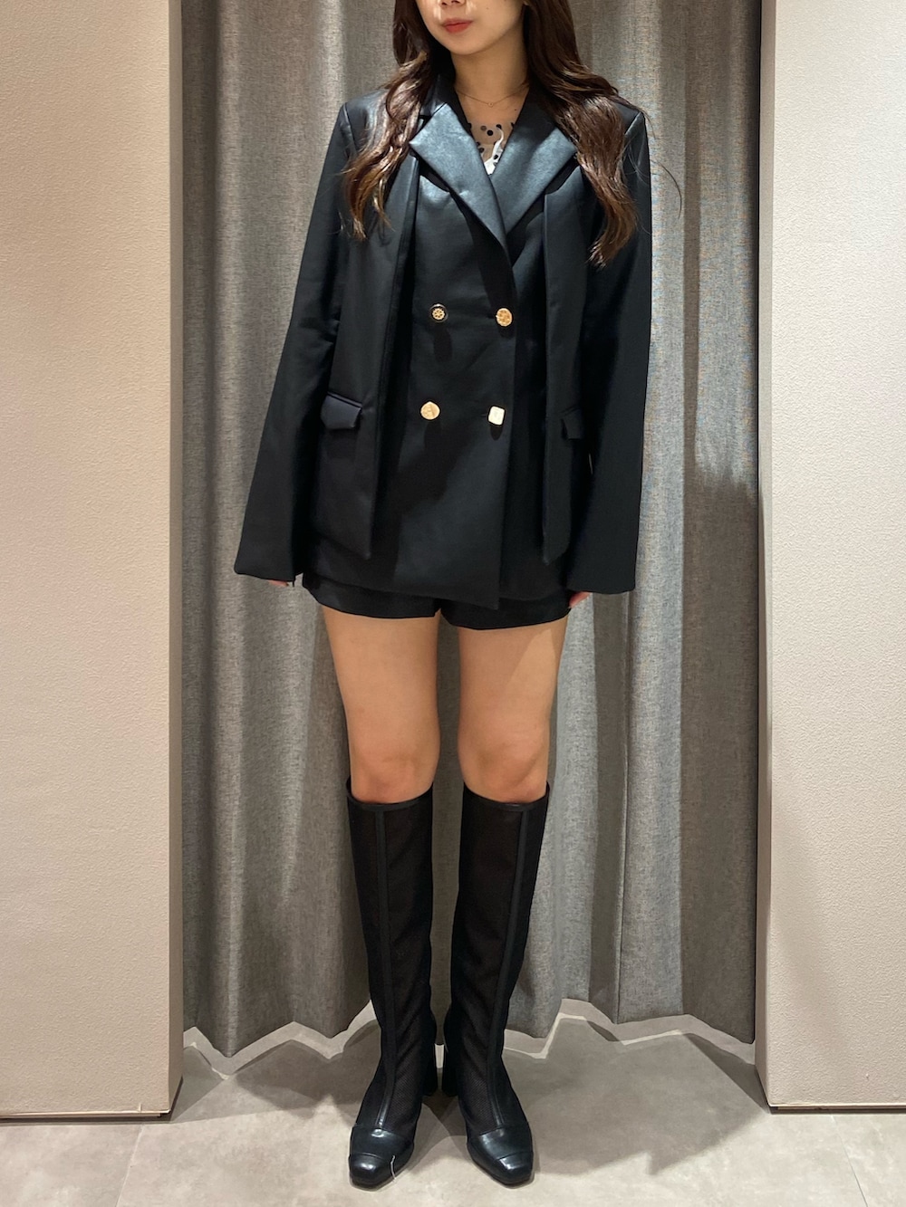 ブラック系のテーラードジャケット、ブラック系のその他パンツ、その他のニット/セーターを着用したレディースの秋コーディネートの2枚目の写真