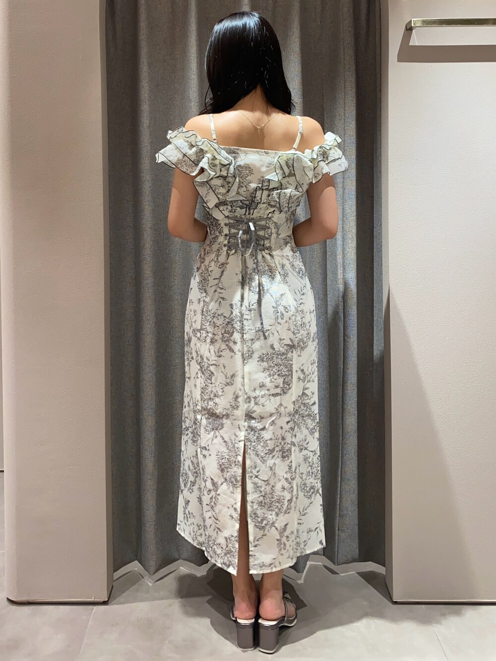 ホワイト系のワンピース、シルバー系のパンプスを着用したレディースの夏コーディネートの7枚目の写真