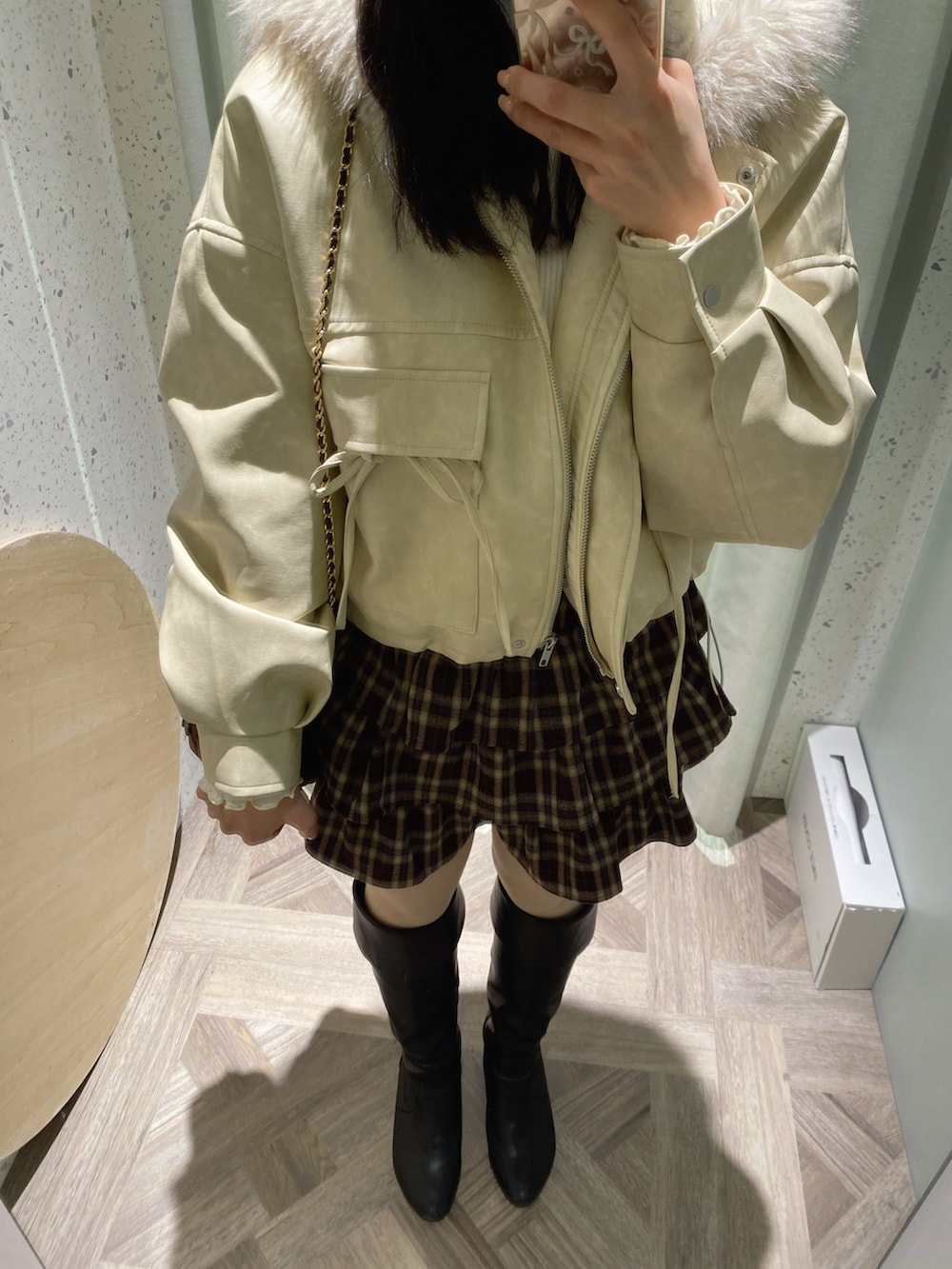 ブラウン系のショルダーバッグ、ホワイト系のニット/セーター、ホワイト系のブルゾンを着用したレディースの秋コーディネートの6枚目の写真