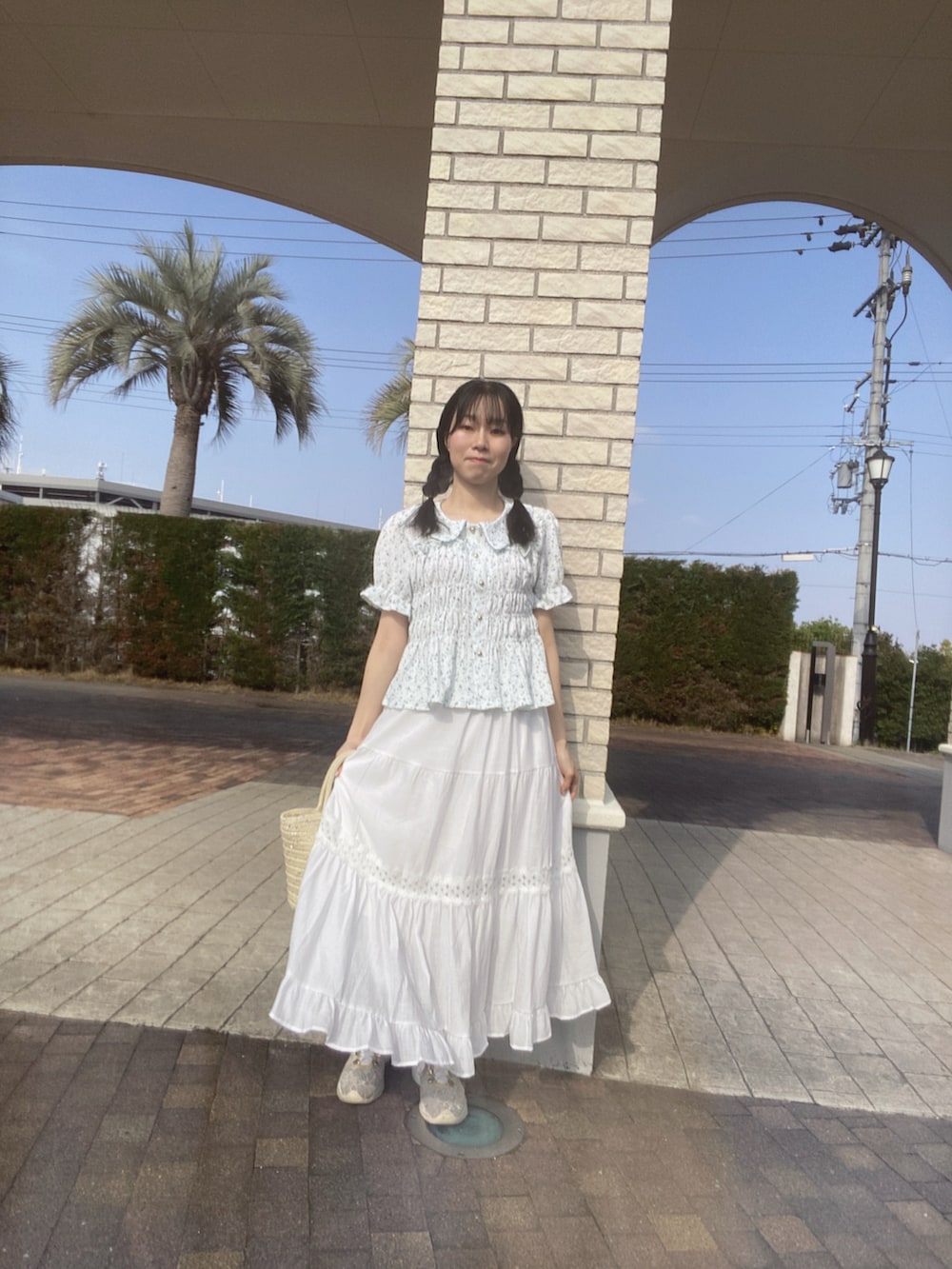 「ショルダーバッグ、リボン、休日スタイル、デートコーデ、スニーカー、お出かけコーデ、シアートップス、プチプラ、トートバッグ、春夏コーデ、淡色コーデ、春服コーデ、春カラー、カジュアルガーリー、よダちゃんくろーぜっと」｜「Another Branch olive des oliveの【韓国風コーデ叶う!】シャーリング衿付ブラウス（シャツ/ブラウス、その他）」を使った、mayuさん（骨格ナチュラル・レディース・160cm）の春コーディネートの3枚目の写真