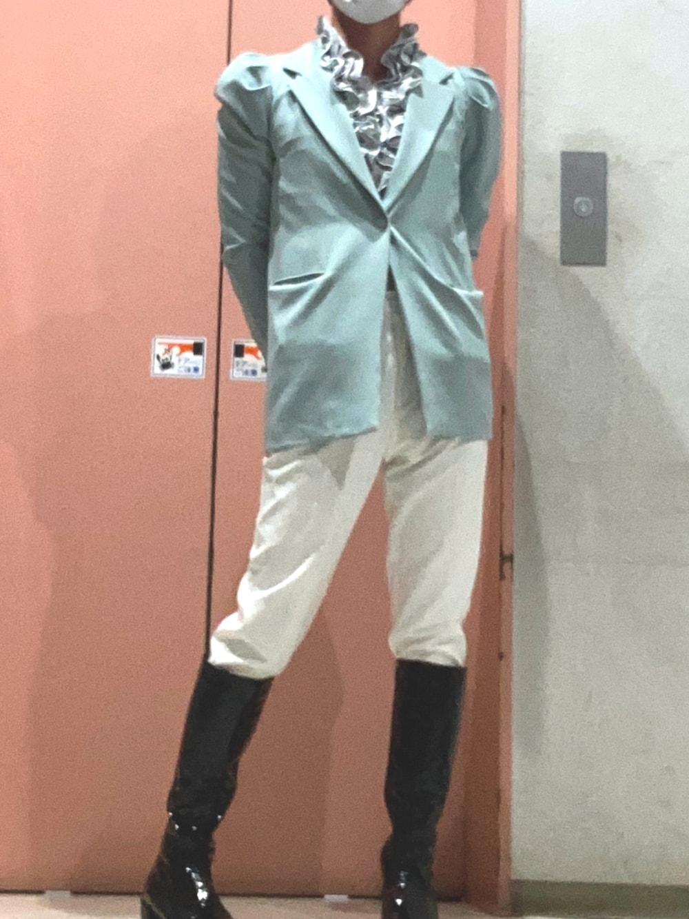 「サテン、ブーツ、パフスリーブ、秋服、GU、サテンシャツ、ジャケット、ジャケットスタイル、フリル、フリルトップス、フリルブラウス、ブルー、ブルーコーデ、大人コーデ、秋コーデ」｜「no brandのアイテム（テーラードジャケット、ブルー系）」を使った、shihoさん（メンズ・176cm）の秋コーディネートの2枚目の写真