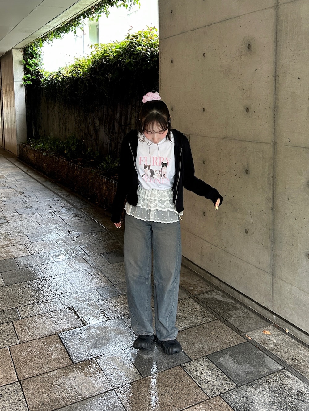 ブルー系のデニムパンツ、ホワイト系のTシャツ/カットソー、ブラック系のパーカーを着用したレディースの春コーディネートの2枚目の写真