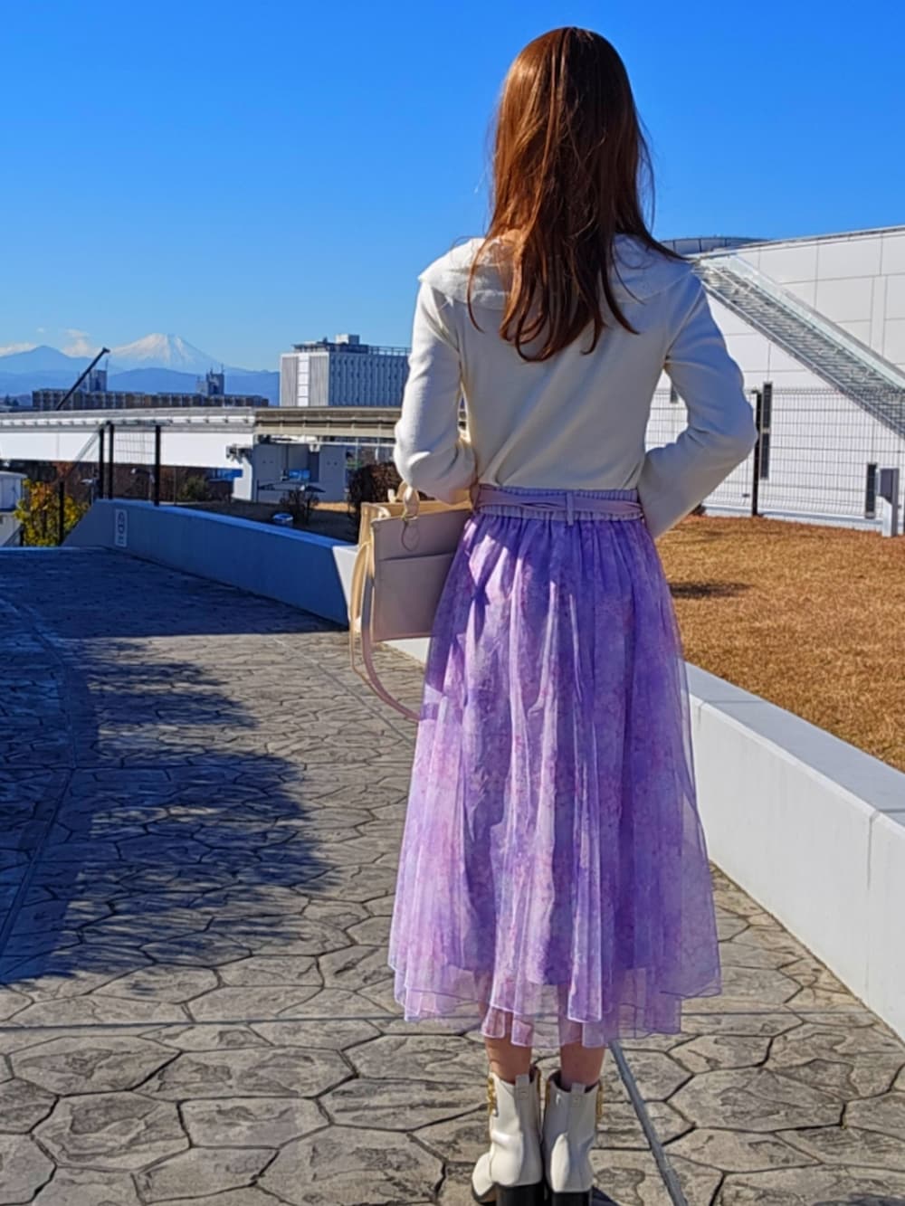 「冬コーデ、ホワイトコーデ、クリスマスに着たい服、シンプルコーデ、オトナ女子、お出かけコーデ、お洒落さんとつながりたい、春カラー、高身長コーデ」|「axes femmeの雪桜刺繍オフショル風ニット(ニット/セーター、ホワイト系)」を使った、🩵怜奈🩷さん(骨格ストレート・レディース・179cm)の冬コーディネートの2枚目の写真