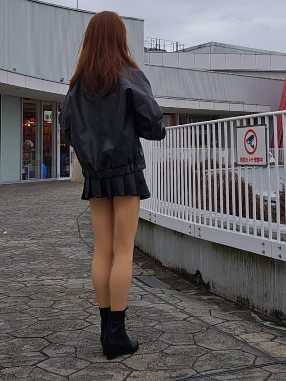 「タートルネック、オトナ女子、お出かけコーデ、お洒落さんとつながりたい、ブラックコーデ、デートコーデ、高身長コーデ、オトナカワイイ、グレー」｜「MURUAの【SET UP対応】ヴィンテージライクフェイクレザーミドルジャケット（ブルゾン、ブラック系）」を使った、🩵怜奈🩷さん（骨格ストレート・レディース・179cm）の冬コーディネートの2枚目の写真