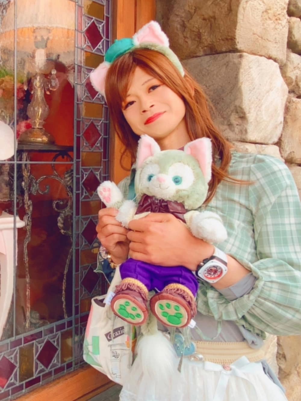 グリーン系のシャツ/ブラウス、ホワイト系のスカート、ホワイト系のその他パンツを着用したレディースの春コーディネートの2枚目の写真