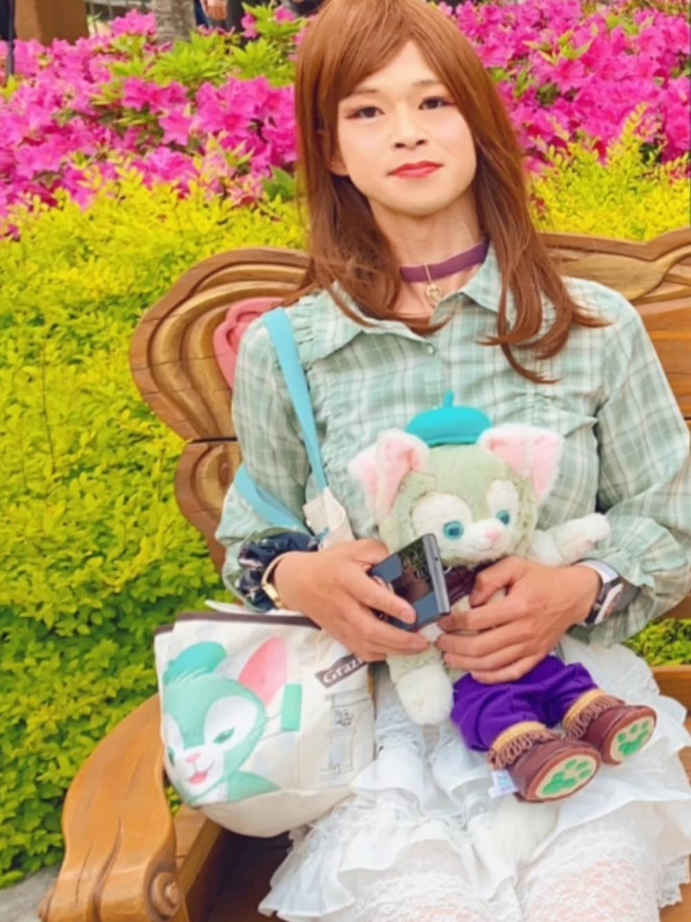 グリーン系のシャツ/ブラウス、ホワイト系のスカート、ホワイト系のその他パンツを着用したレディースの春コーディネートの3枚目の写真