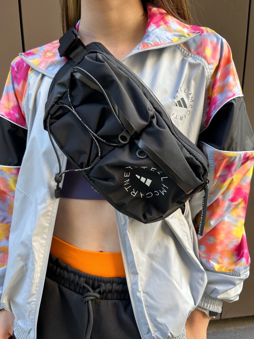 「スウェットパンツ、adidas、スポーツウェア、アディダス、ランニングシューズ、adidas by Stella McCartney、トラックトップ、アディゼロ、ジム・トレーニング、ブラ&レギンス」|「adidas by Stella McCartneyのadidas by Stella McCartney ルーズ スウェットパンツ / アディダス adidas(スウェットパンツ、ブラック系)」を使った、DMさん(レディース・162cm)の秋コーディネートの3枚目の写真