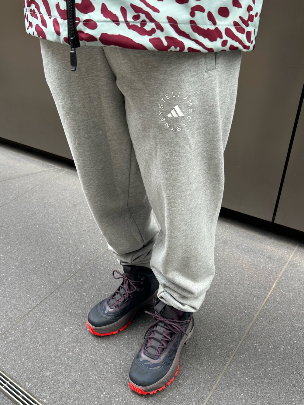 「スウェットパンツ、セットアップ、Tシャツ、adidas、アディダス、ステラマッカートニー、adidas by Stella McCartney、ハイキングブーツ、terrex、クロップドパーカー」｜「adidasのadidas by Stella McCartney TrueCasuals レギュラー スポーツウェア Tシャツ（トップス、グリーン系）」を使った、DMさん（レディース・162cm）の秋コーディネートの2枚目の写真