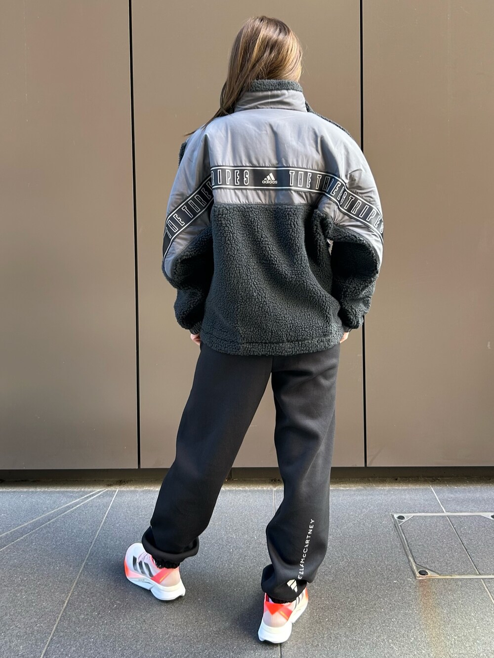 「スウェットパンツ、アウター、adidas、スポーツウェア、アディダス、ボアジャケット、ランニングシューズ、adidas by Stella McCartney、アディゼロ」｜「adidasのワーディング ルーズフィット ボア フルジップアップジャケット/ アディダス adidas（ブルゾン、グレー系）」を使った、DMさん（レディース・162cm）の秋コーディネートの2枚目の写真