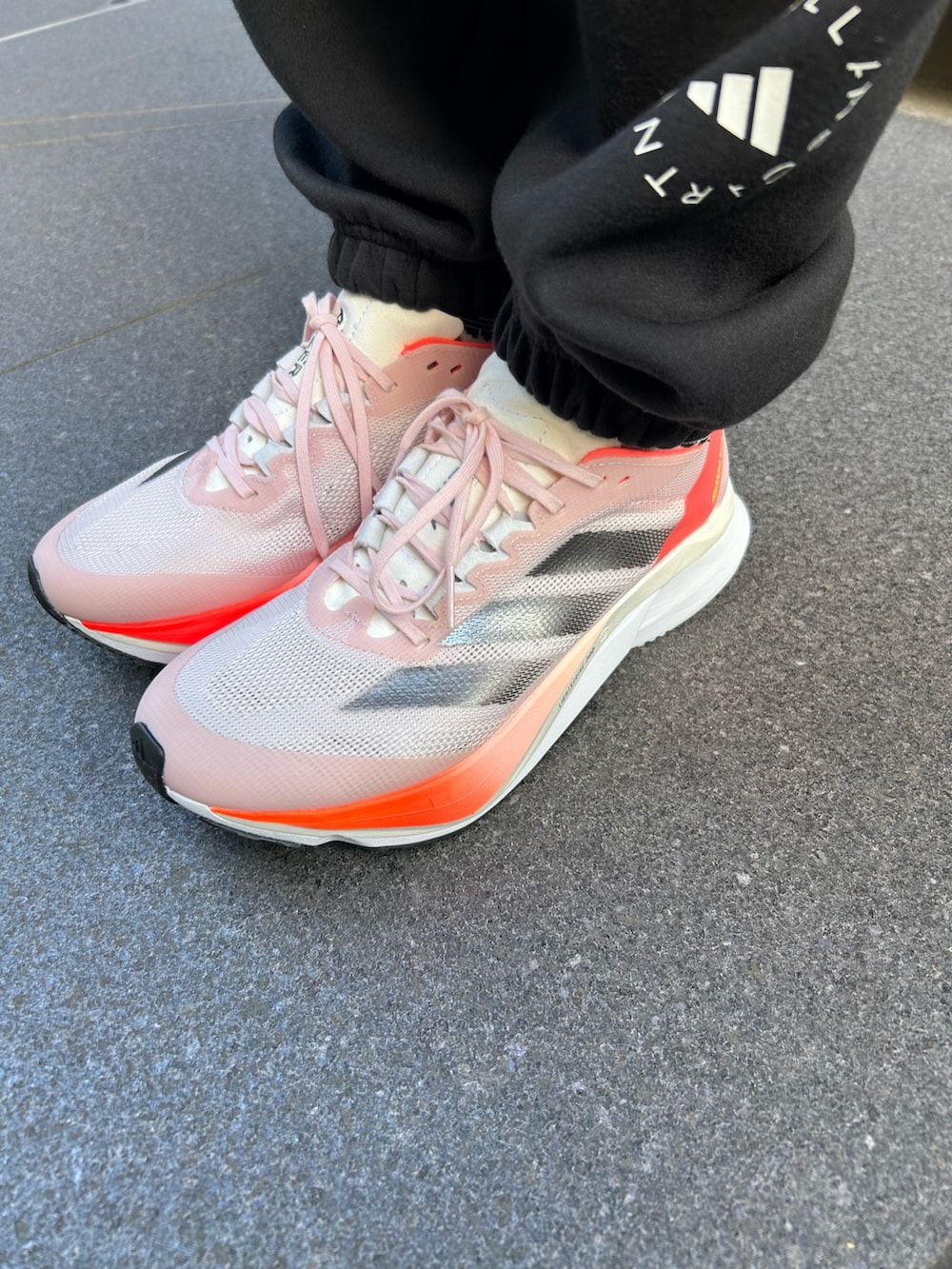 「スウェットパンツ、adidas、スポーツウェア、アディダス、ランニングシューズ、adidas by Stella McCartney、トラックトップ、アディゼロ、ジム・トレーニング、ブラ&レギンス」|「adidas by Stella McCartneyのadidas by Stella McCartney ルーズ スウェットパンツ / アディダス adidas(スウェットパンツ、ブラック系)」を使った、DMさん(レディース・162cm)の秋コーディネートの4枚目の写真