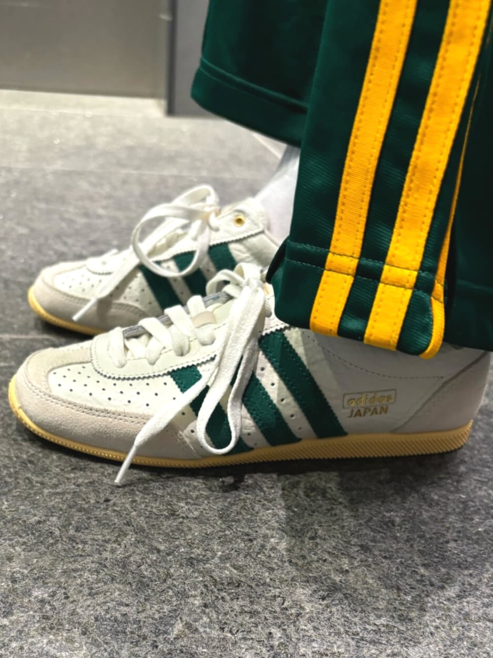 「アディダス、アディダスオリジナルス、adidas、adidas originals、ジャケット、トラックパンツ、トラックパンツコーデ、スニーカー、ジャパン」｜「adidasのアディカラー クラシック ファイヤーバード ルーズトラックパンツ / アディダスオリジナルス adidas Originals（その他パンツ、グリーン系）」を使った、DMさん（レディース・162cm）の春コーディネートの2枚目の写真