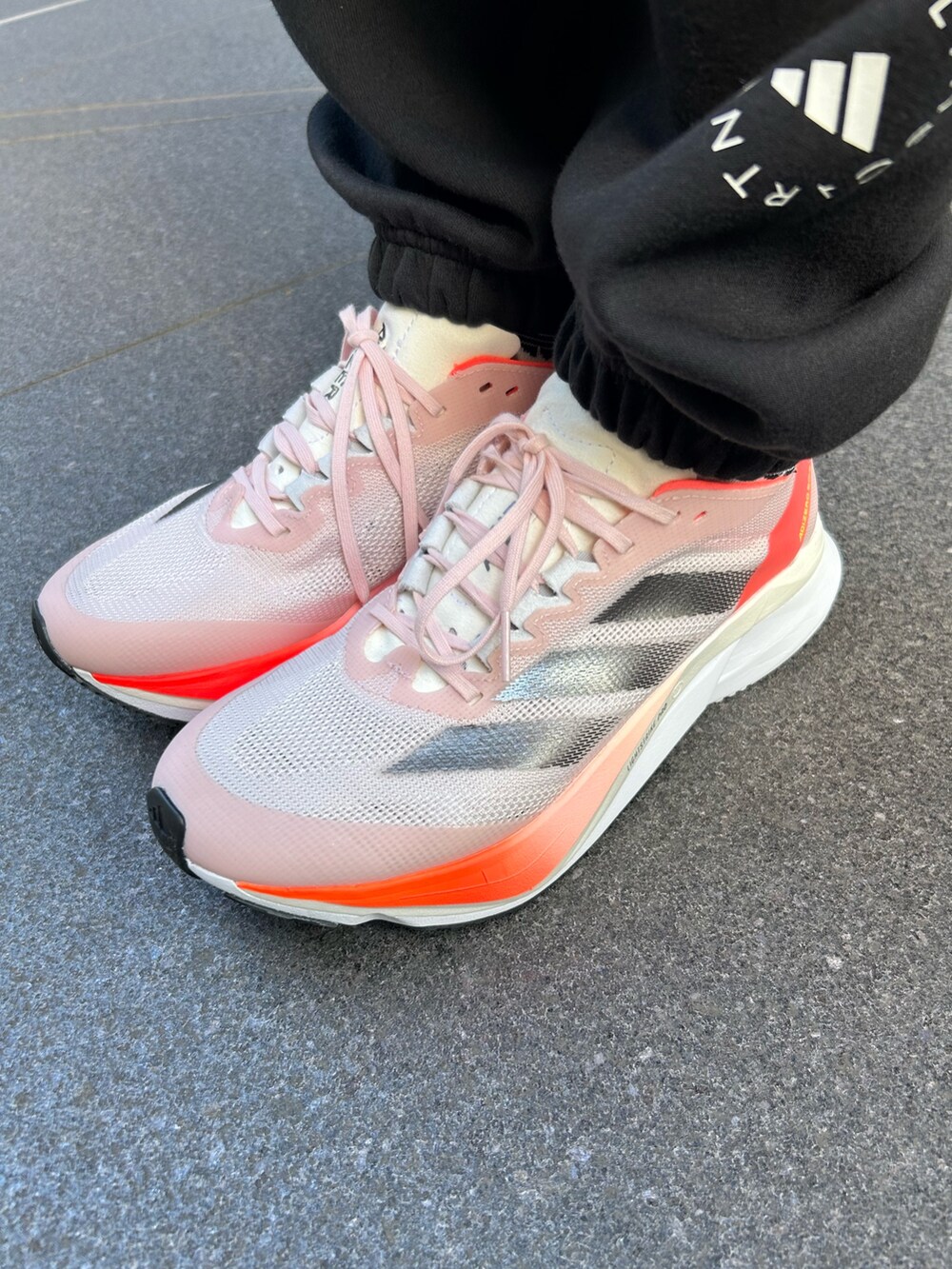 「スウェットパンツ、アウター、adidas、スポーツウェア、アディダス、ボアジャケット、ランニングシューズ、adidas by Stella McCartney、アディゼロ」｜「adidasのワーディング ルーズフィット ボア フルジップアップジャケット/ アディダス adidas（ブルゾン、グレー系）」を使った、DMさん（レディース・162cm）の秋コーディネートの3枚目の写真