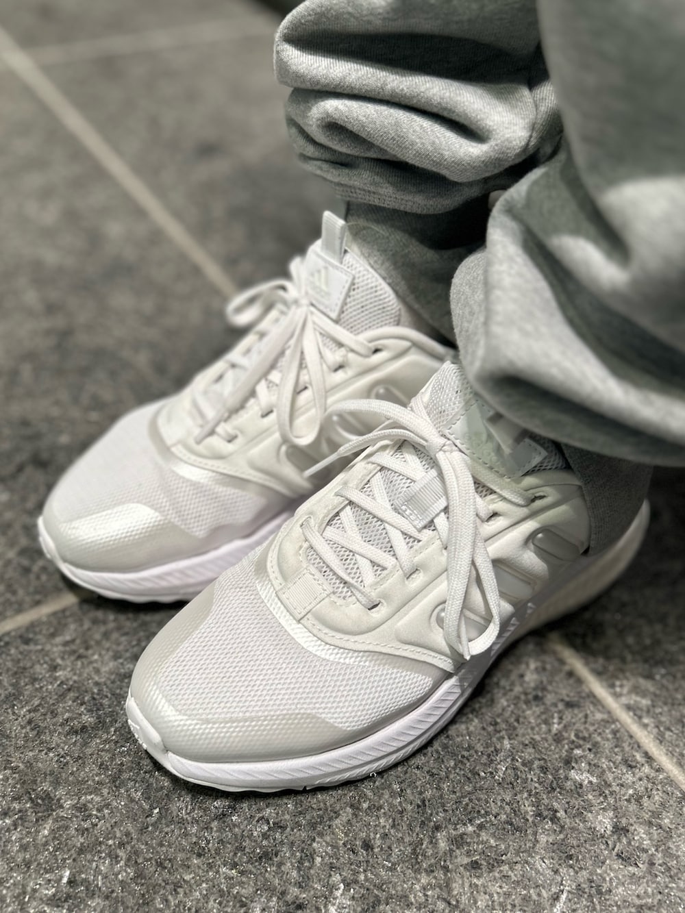 「スウェットパンツ、スニーカー、adidas、スポーツウェア、アディダス、ステラマッカートニー、ヨガ、クロップドトップス、adidas by Stella McCartney、ジム・トレーニング」｜「adidasのX_PLR Phase（スニーカー、ホワイト系）」を使った、DMさん（レディース・162cm）の秋コーディネートの3枚目の写真