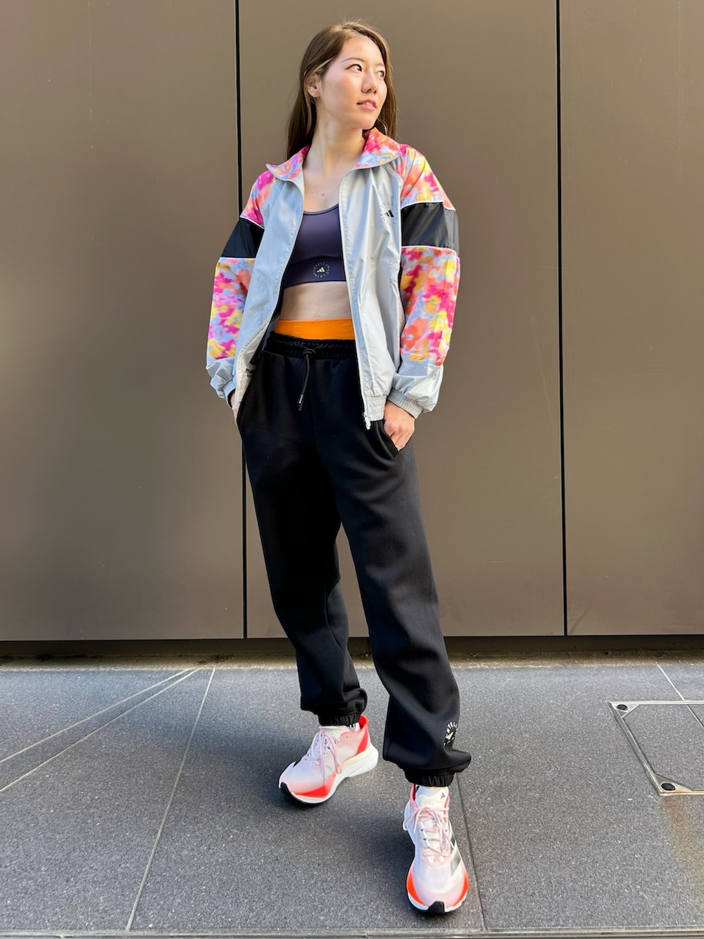 「スウェットパンツ、adidas、スポーツウェア、アディダス、ランニングシューズ、adidas by Stella McCartney、トラックトップ、アディゼロ、ジム・トレーニング、ブラ&レギンス」|「adidas by Stella McCartneyのadidas by Stella McCartney ルーズ スウェットパンツ / アディダス adidas(スウェットパンツ、ブラック系)」を使った、DMさん(レディース・162cm)の秋コーディネートの2枚目の写真