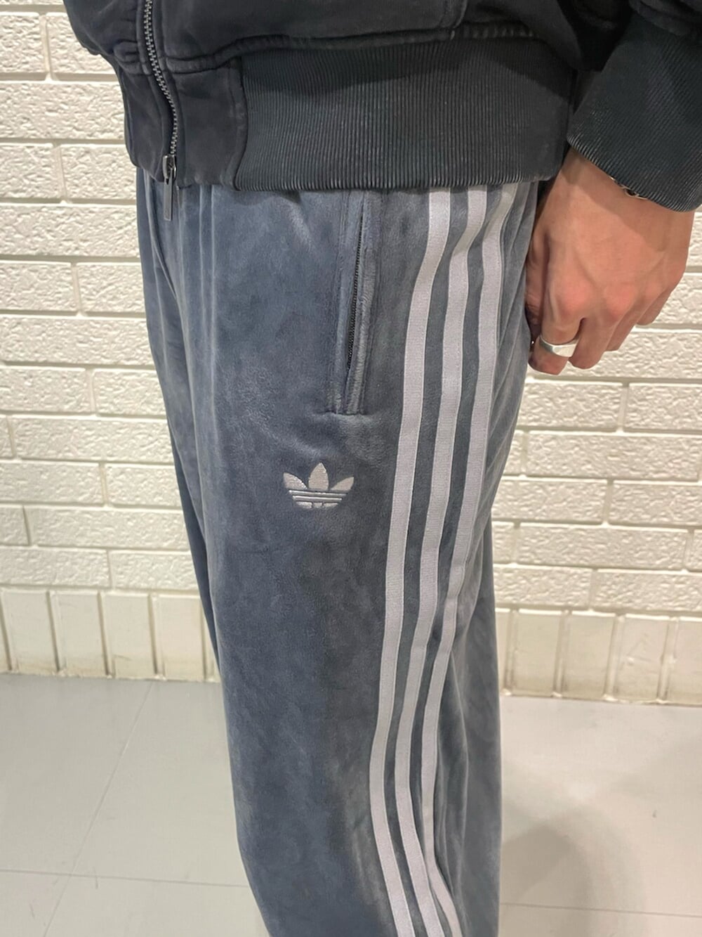 ブラック系のパーカー、グレー系のその他パンツ、シルバー系のスニーカーを着用したメンズの秋コーディネートの3枚目の写真