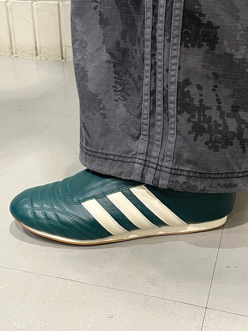 ホワイト系のTシャツ/カットソー、グレー系のその他パンツ、グリーン系のスニーカーを着用したメンズの夏コーディネートの4枚目の写真