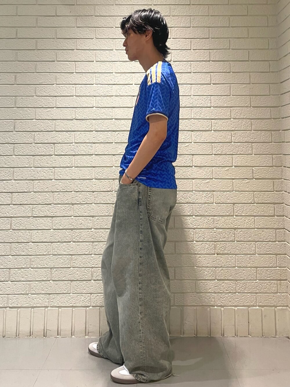 ホワイト系のシューズ、ブルー系のTシャツ/カットソーを着用したメンズの秋コーディネートの2枚目の写真