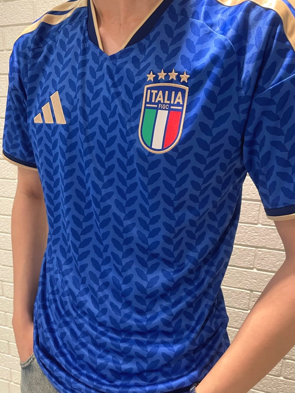ホワイト系のシューズ、ブルー系のTシャツ/カットソーを着用したメンズの秋コーディネートの3枚目の写真