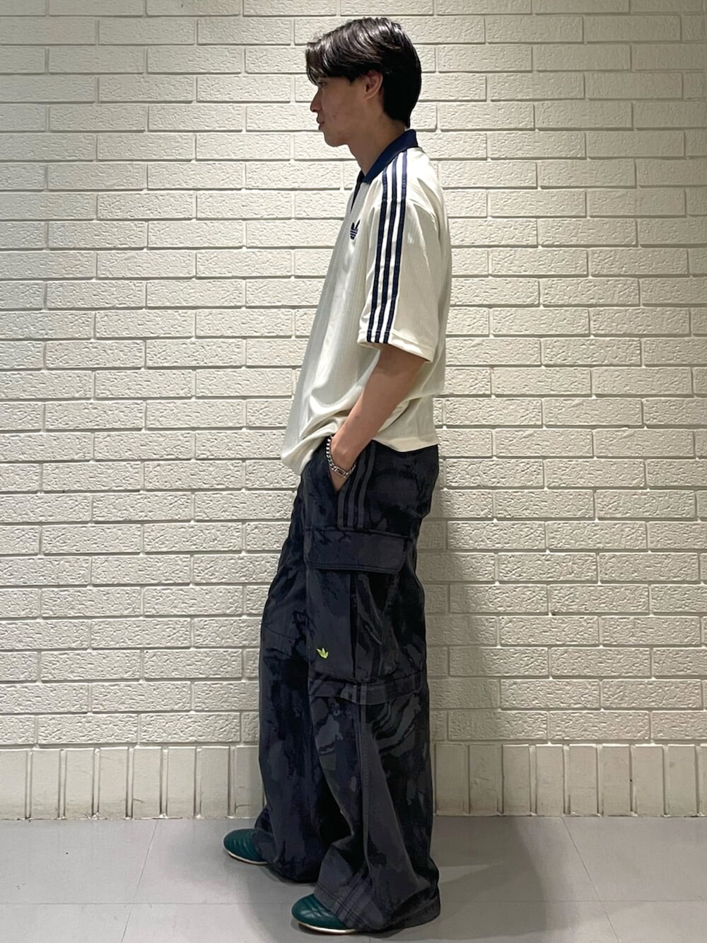 ホワイト系のTシャツ/カットソー、グレー系のその他パンツ、グリーン系のスニーカーを着用したメンズの夏コーディネートの2枚目の写真