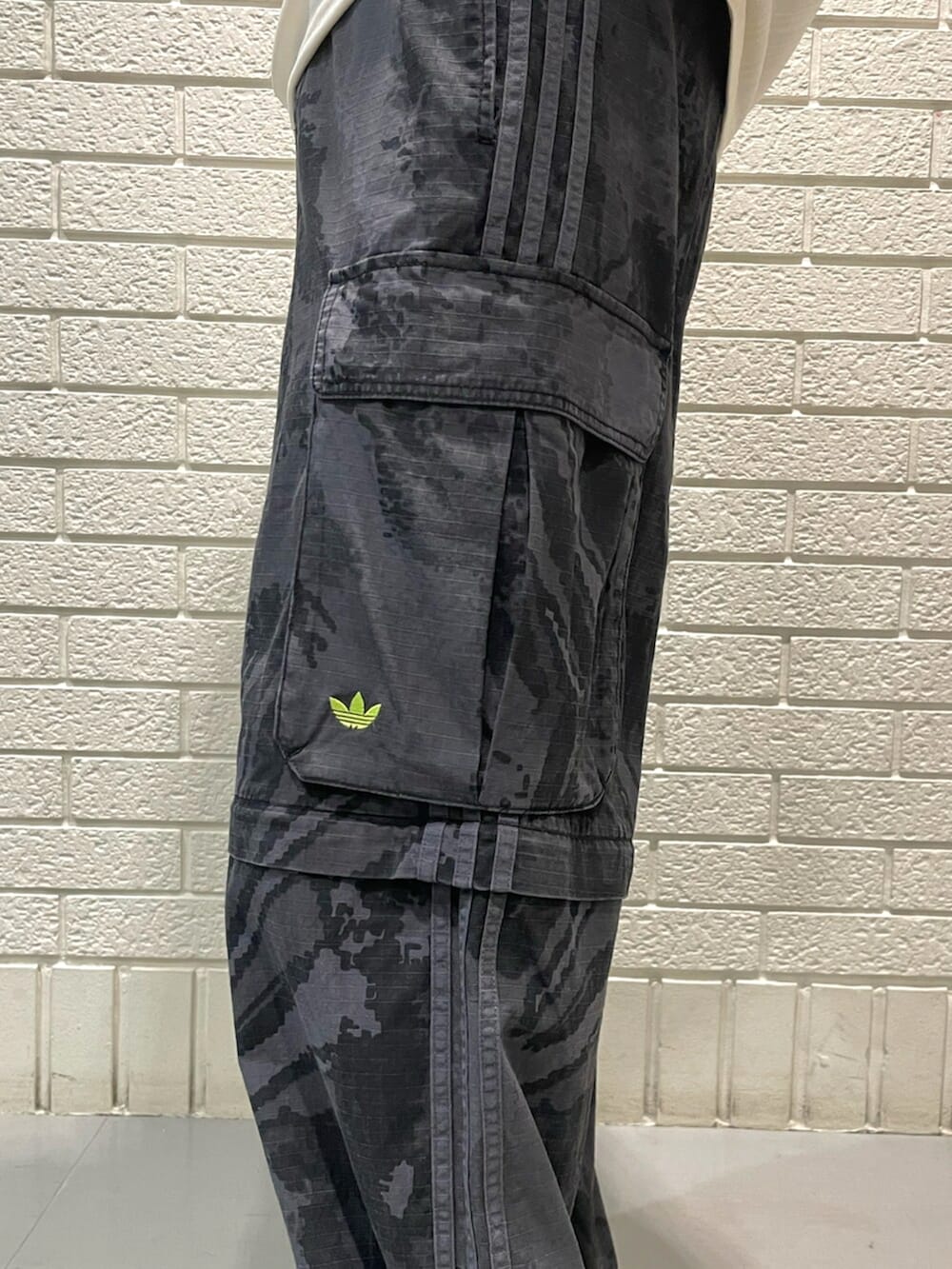 ホワイト系のTシャツ/カットソー、グレー系のその他パンツ、グリーン系のスニーカーを着用したメンズの夏コーディネートの3枚目の写真